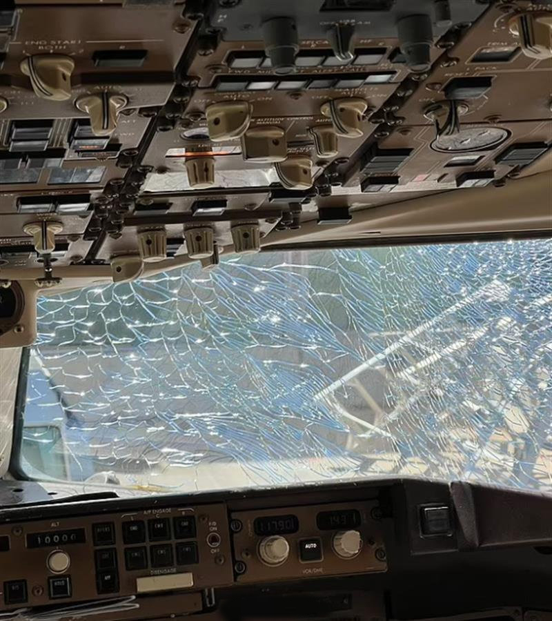 美国一架波音飞机挡风玻璃破裂紧急降落，原因待查，网友：最近飞机出问题有点多