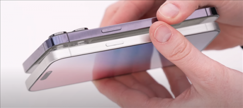iPhone 15 Pro Max机模上手视频流出：采用1.57mm超窄边框+固态按键